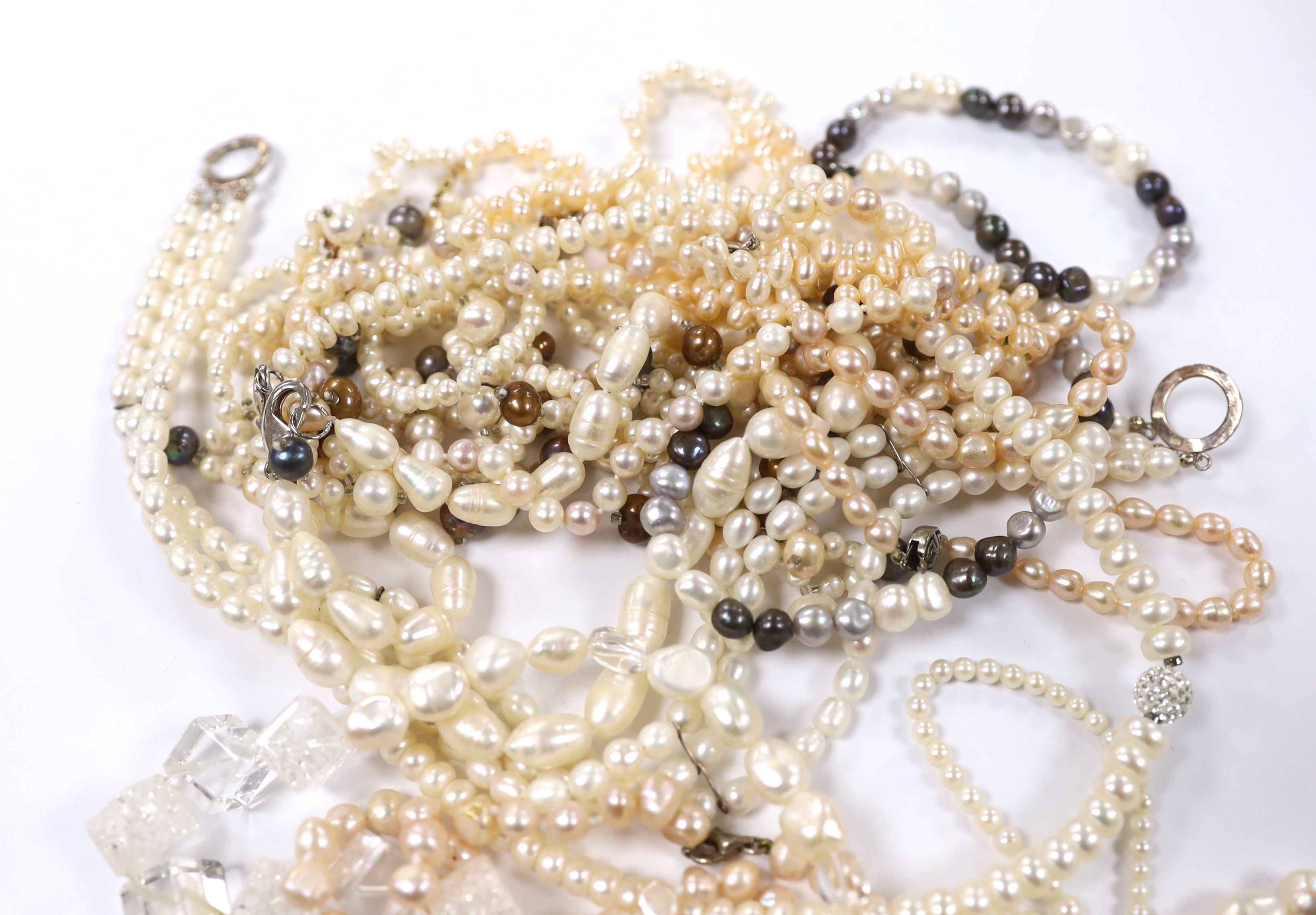 A large collection of assorted mainly freshwater pearl necklaces.